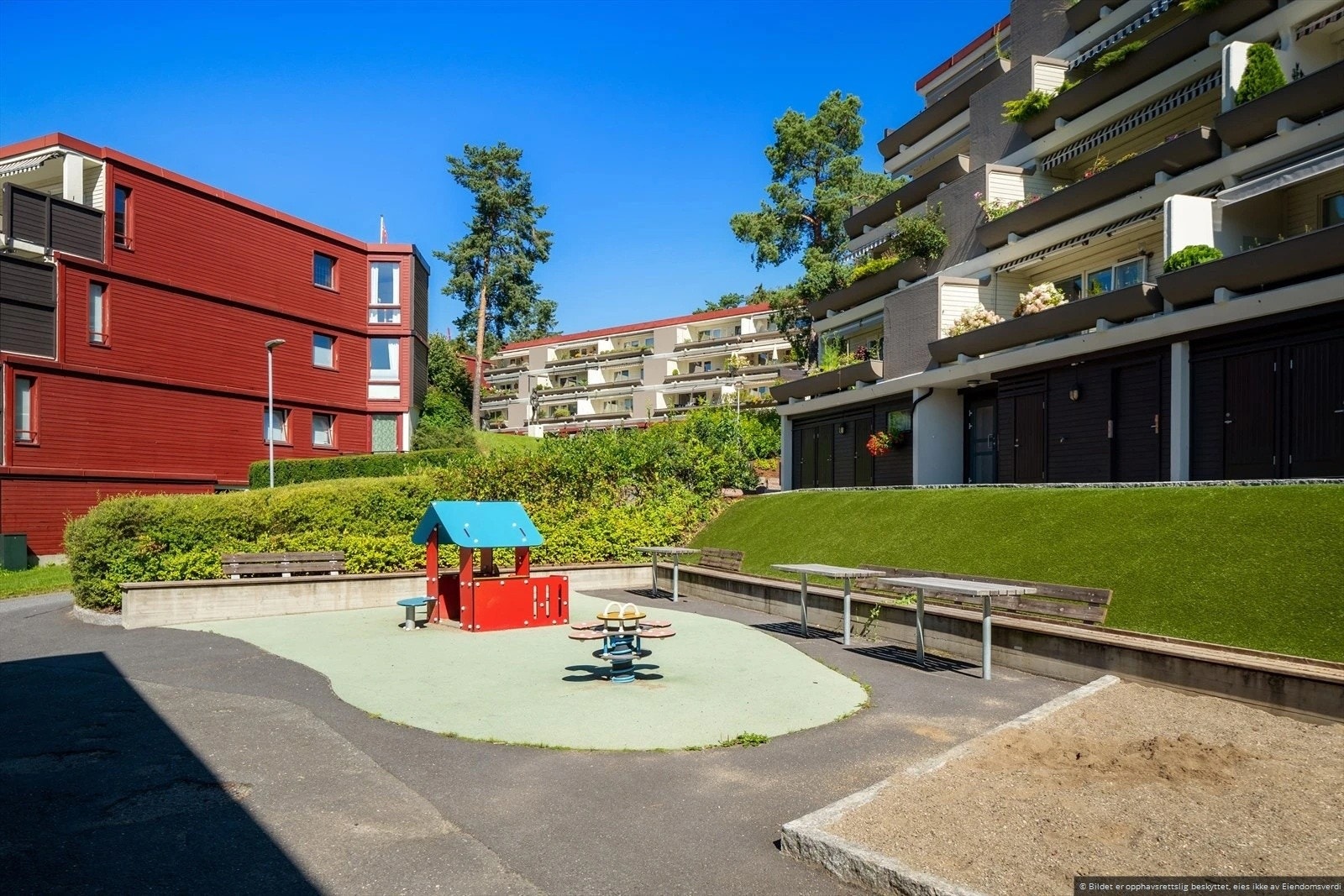 Det er et rikt utvalg av fasiliteter og servicetilbud som blant annet umiddelbar nærhet til dagligvarebutikk, legesenter, fotballbane, vollyballbane og en rekke lekeplasser. Galleribilde