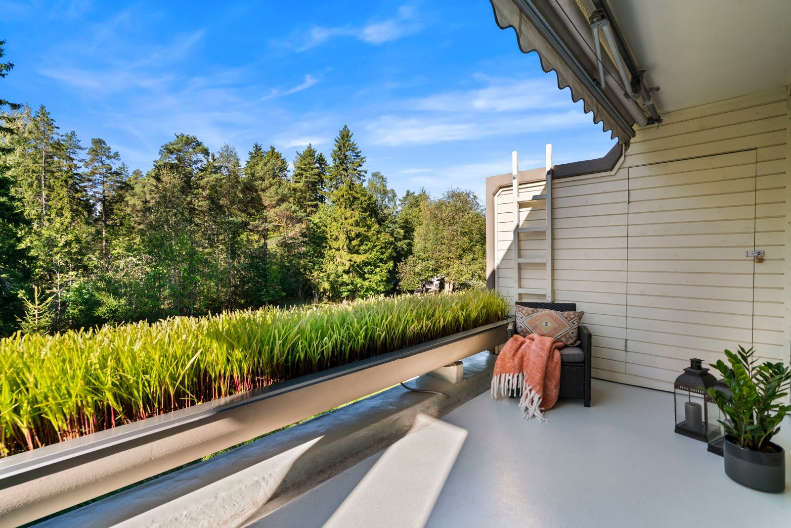 Balkongen vender mot rolige omgivelser og gir perfekte rammer for å nyte varme sommerdager. Galleribilde