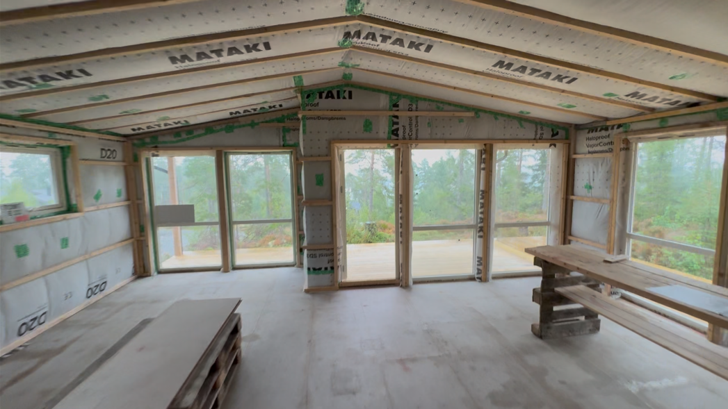 Innvendig er hytta med 22 mm gulvspon og med innvendige skillevegger klare for isolering og kledning. Taket er klart for overflater. Alle yttervegger er lektet ut og klargjort for videre innvendig isolering med 5 cm (etter elektriker og rørlegger) Galleribilde