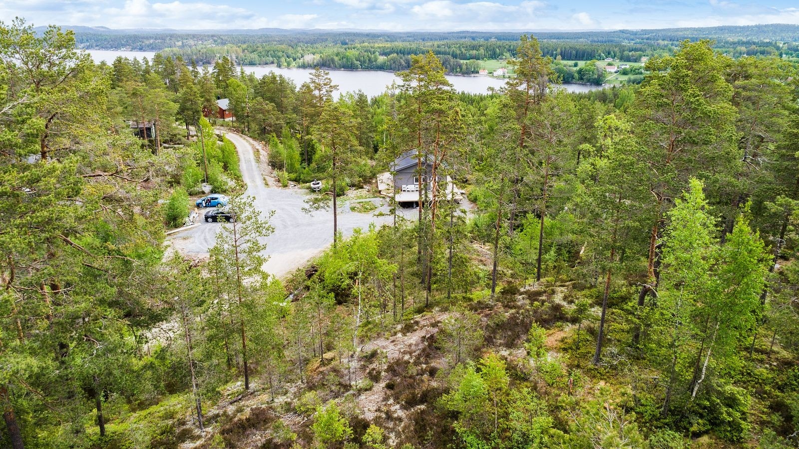 Høyt og fritt beliggende på en fjell og naturtomt på Tangenåsene, solrik og ganske usjenert på en liten kolle i den sydøstlige enden av hyttefeltet med noe utsikt ned mot Aremarksjøen og noe utsikt mot horisonten mot vest Galleribilde