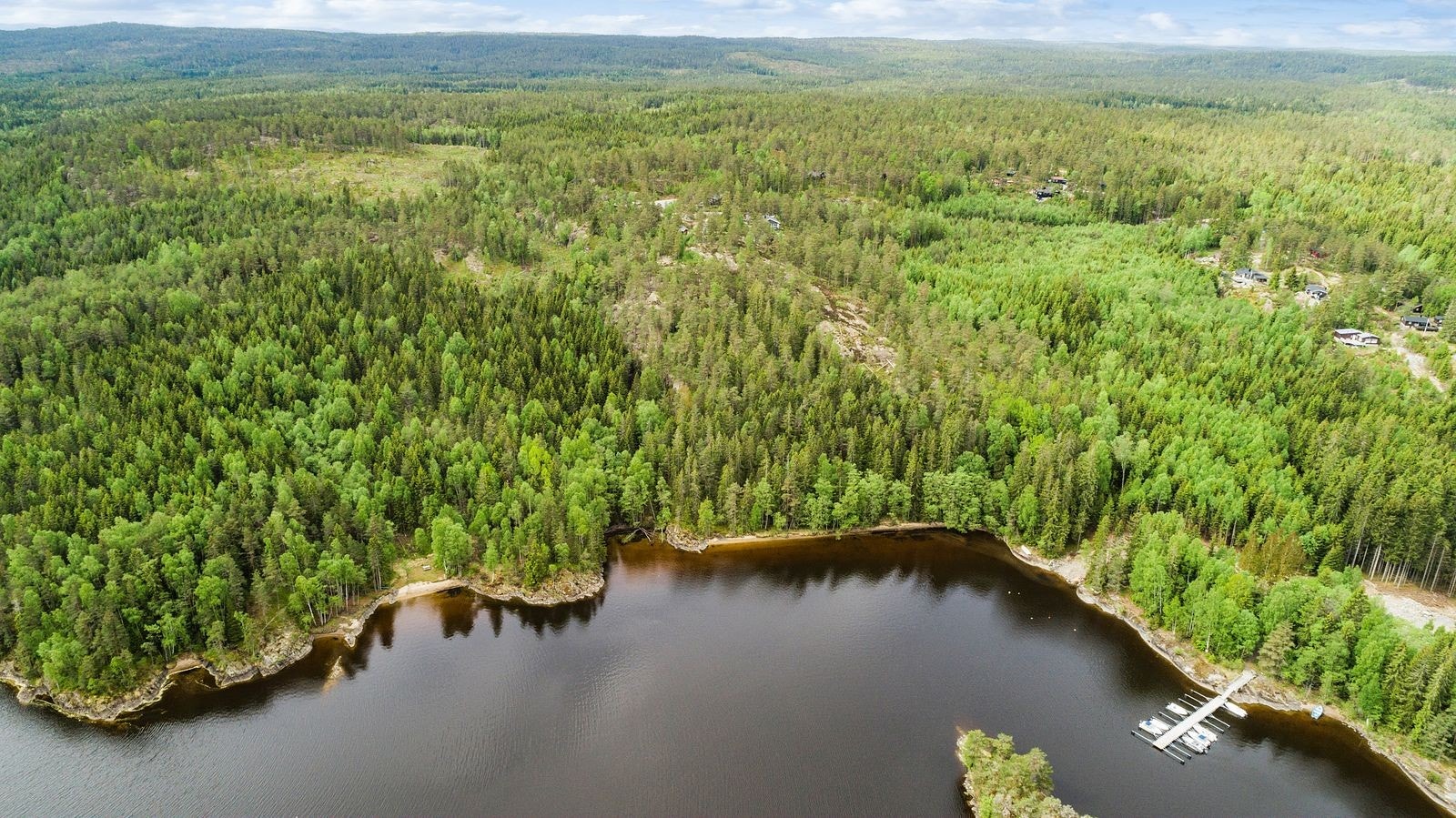 Vassdraget og de omkringliggende naturområder kan by på flotte naturopplevelser, både til vanns og til fots. Aremarksjøen utgjør en del av Haldenvassdraget og er populært for fiske og badeaktiviteter Galleribilde