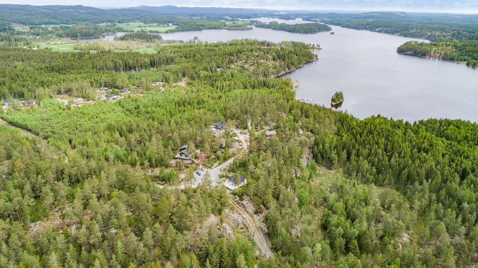 I luftlinje er det ikke mer enn ca. 350 meter ned til Aremarksjøen og fra hytta går du ned til sjøen med langgrunn sandstrand og båtplass på ca. 10 minutter Galleribilde