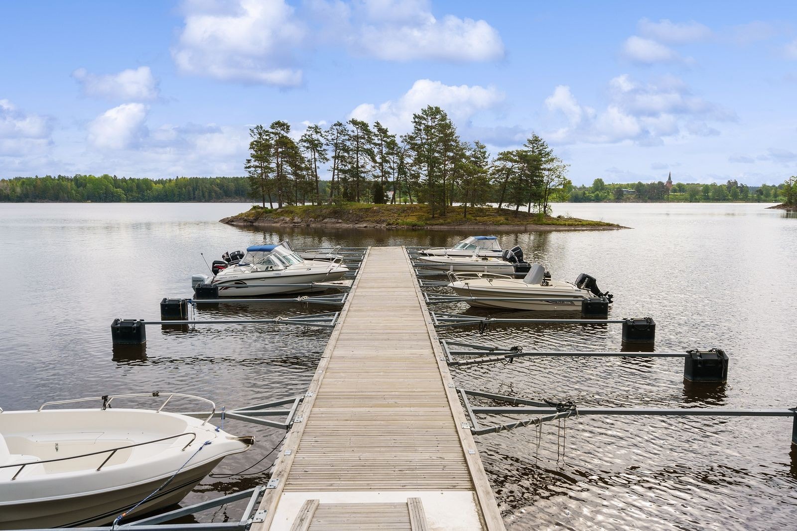 Til eiendommen hører rett til båtplass (plass nummer 3) i bryggeanlegg ca. 10 minutters gange fra hytta Galleribilde