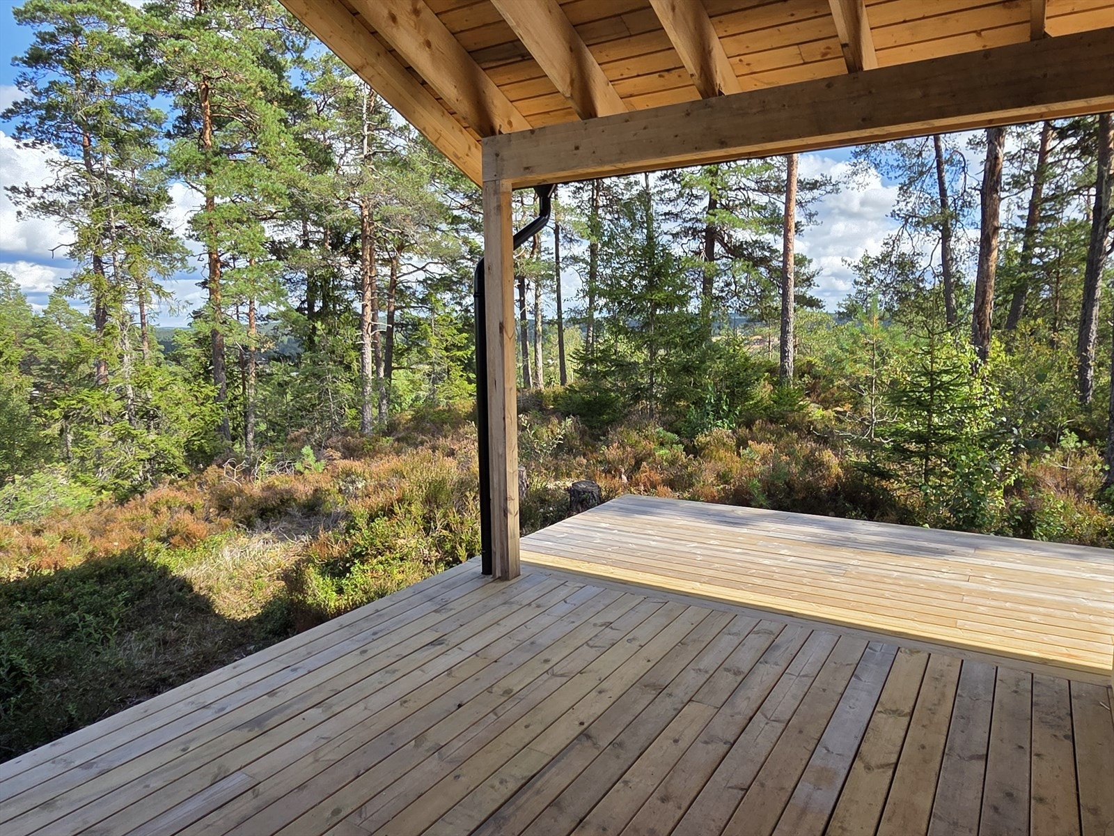 Fra hytta har du utgang til stor, delvis overbygget terrasse på ca. 41 kvm Galleribilde