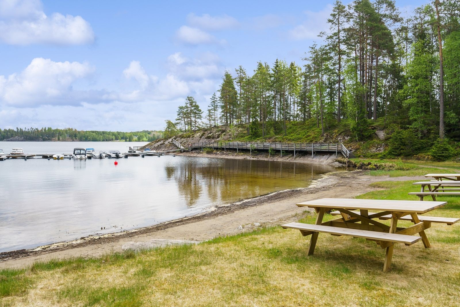 Fra hytta går du ned til sjøen med langgrunn sandstrand og båtplass på ca. 10 minutter Galleribilde