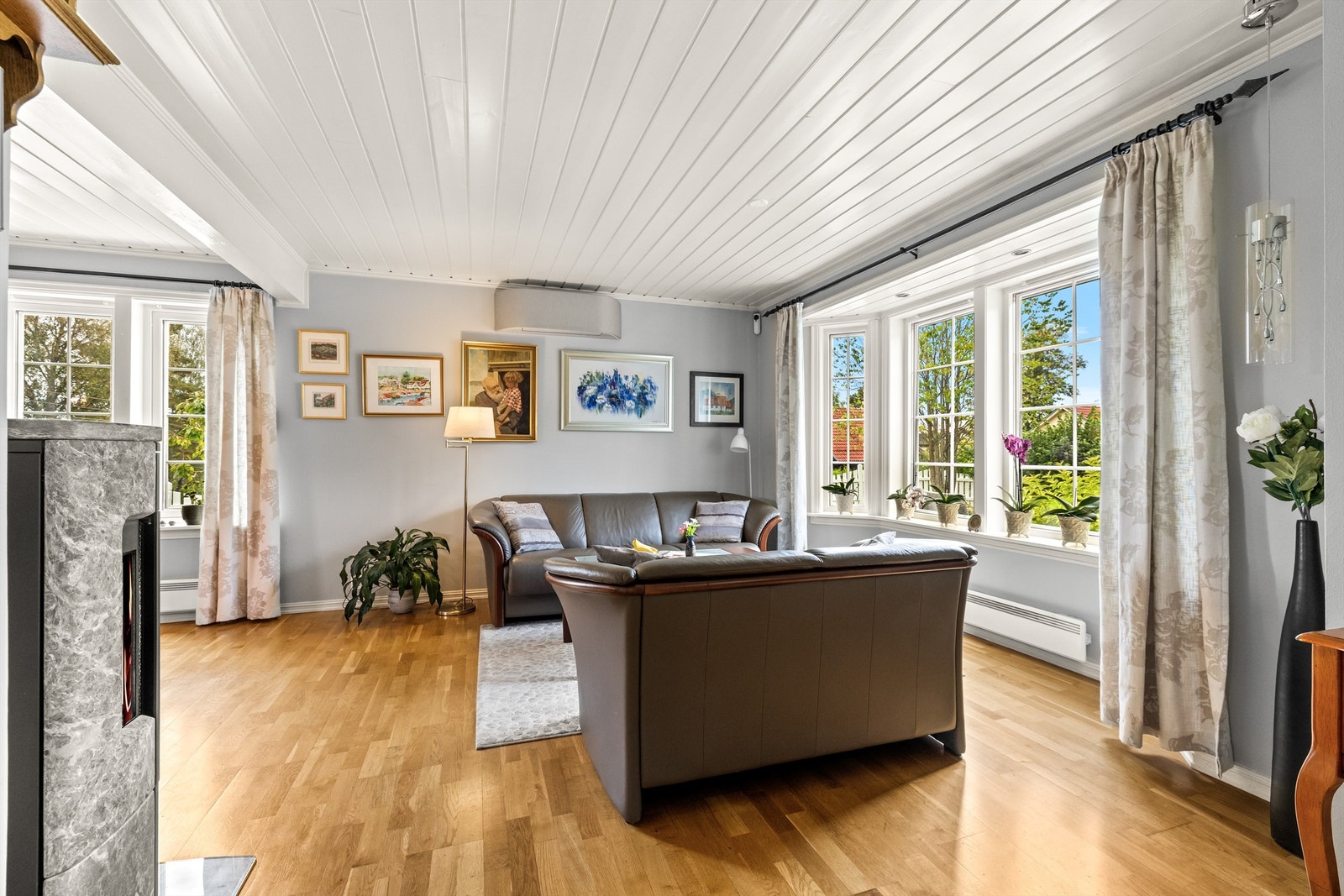 Med store vindusflater og gjennomgående slette overflater får boligen en behagelig og romslig atmosfære. Galleribilde