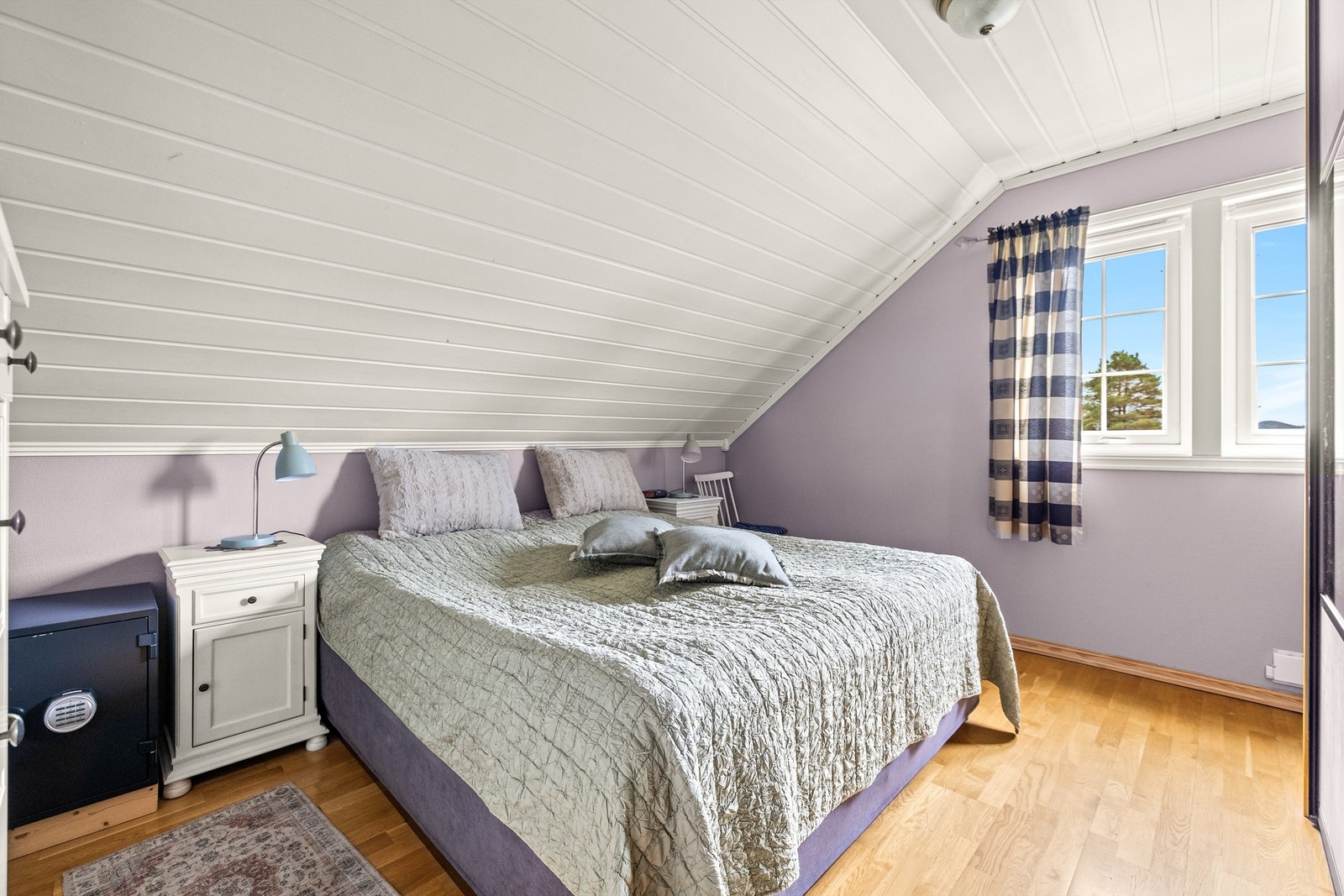 Boligen har totalt tre soverom, alle plassert i boligens 2. etg - en løsning som gir ro og gjør boligen godt egnet for familier. Galleribilde