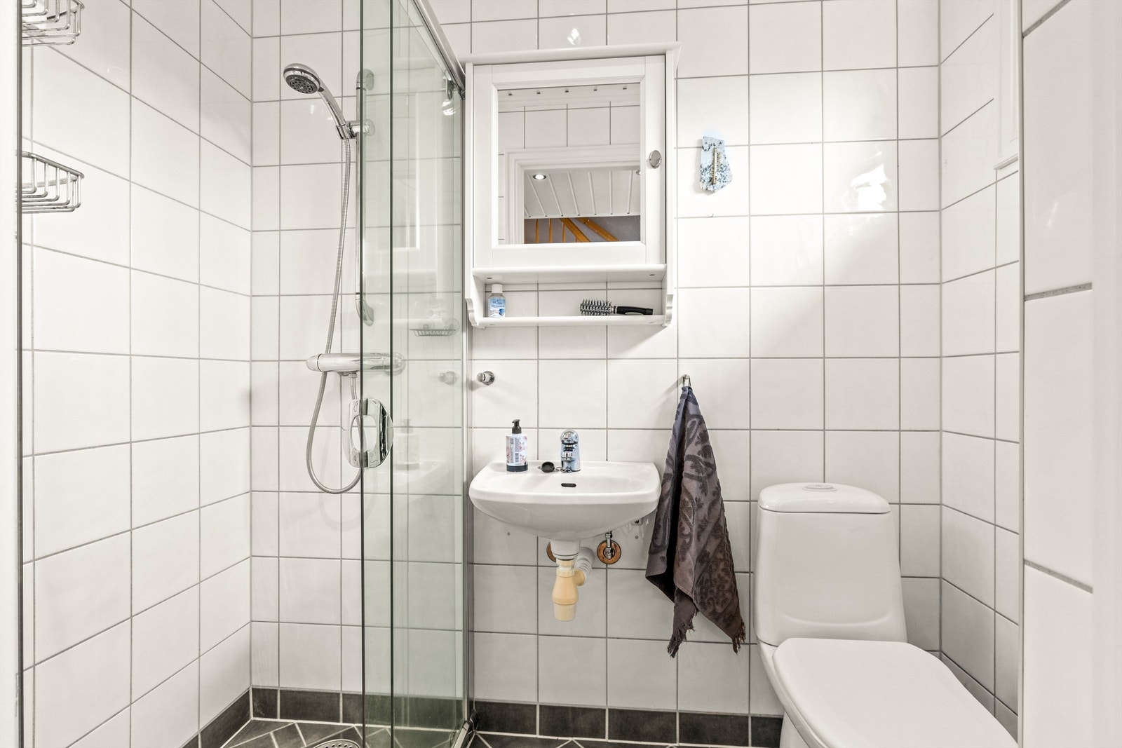 Baderommet ligger lett tilgjengelig fra entréen - ideelt både for gjester og i en travel hverdag. Galleribilde