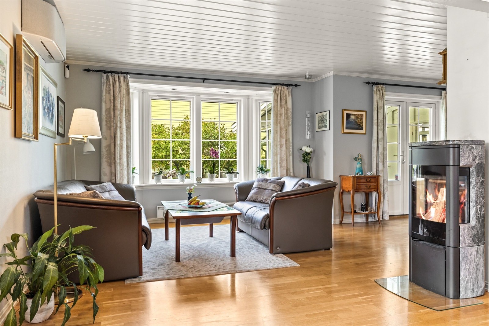 Den vinklede planløsningen skaper naturlige soner for møblering, med god plass til sofagruppe, lesekrok og spisestue. Galleribilde