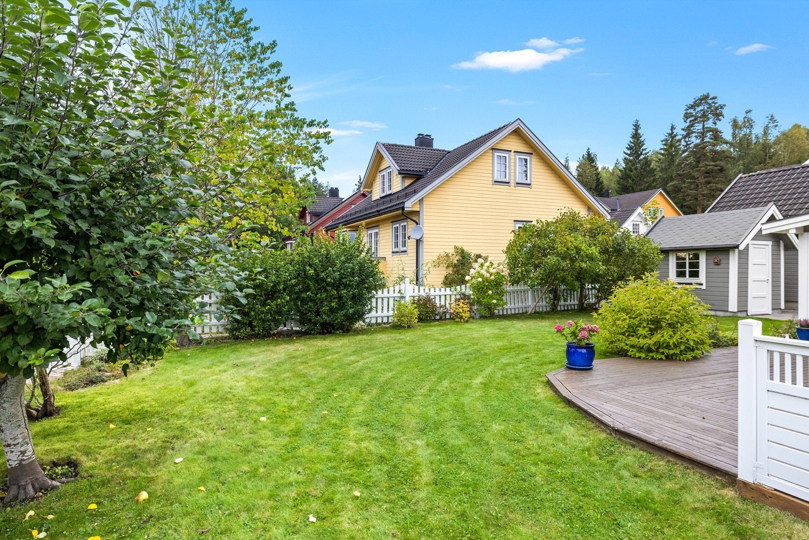 Flere soner gir rom for både lek og avslapning - enten du ønsker å nyte en stille morgenkaffe, ha grillkveld med venner eller la barna utfolde seg på plenen. Galleribilde