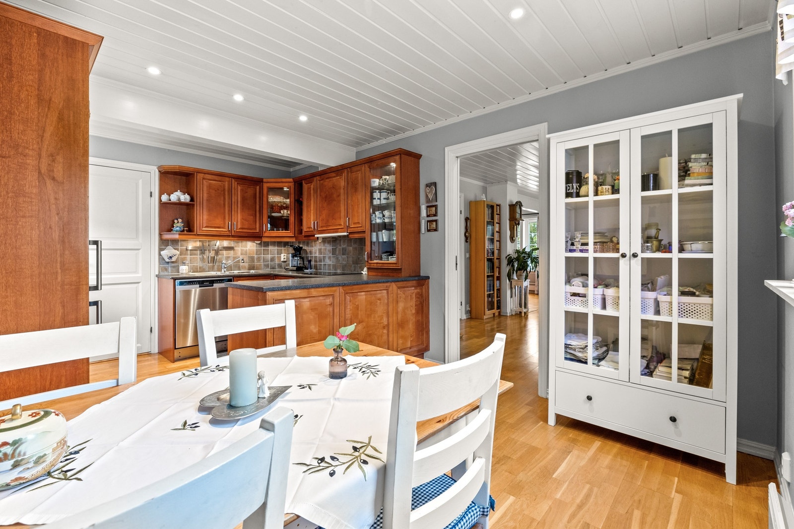 Kjøkkenet er romslig og godt planløst, med effektiv utnyttelse av arealet og plass til spisebord. Galleribilde