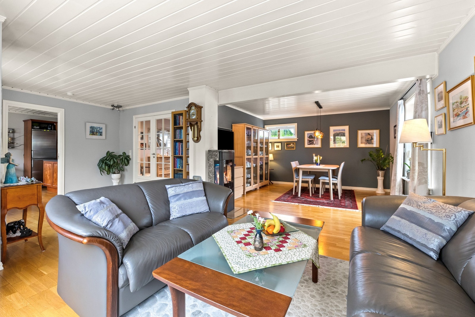 Stuen fremstår som lys og innbydende -boligens naturlige samlingspunkt med moderne fargepaletter, tre-stavs parkett og slette veggflater som gir et stilrent uttrykk. Galleribilde