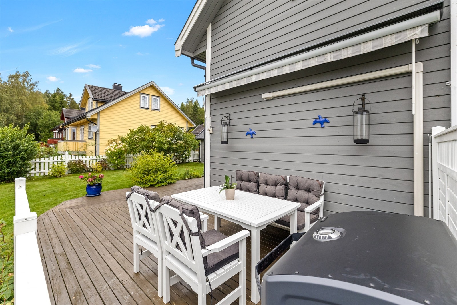 Hyggelige uteplasser gjør det enkelt å nyte solrike dager i grønne omgivelser. Galleribilde