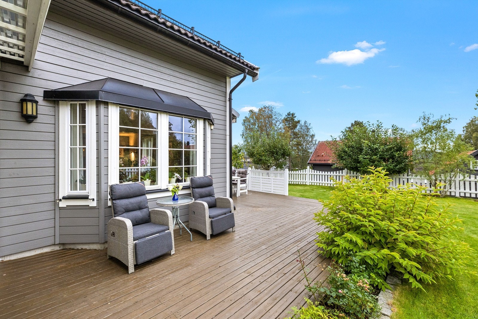 Fra hagestuen er det videre utgang til en markterrasse med god plass til både spisegruppe og grill. Galleribilde