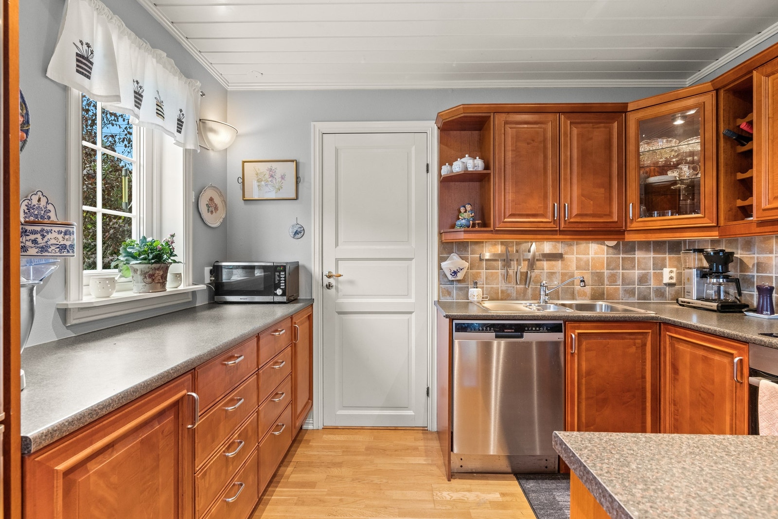 Kjøkkenet har også praktisk inngang til boligens vaskerom. Galleribilde