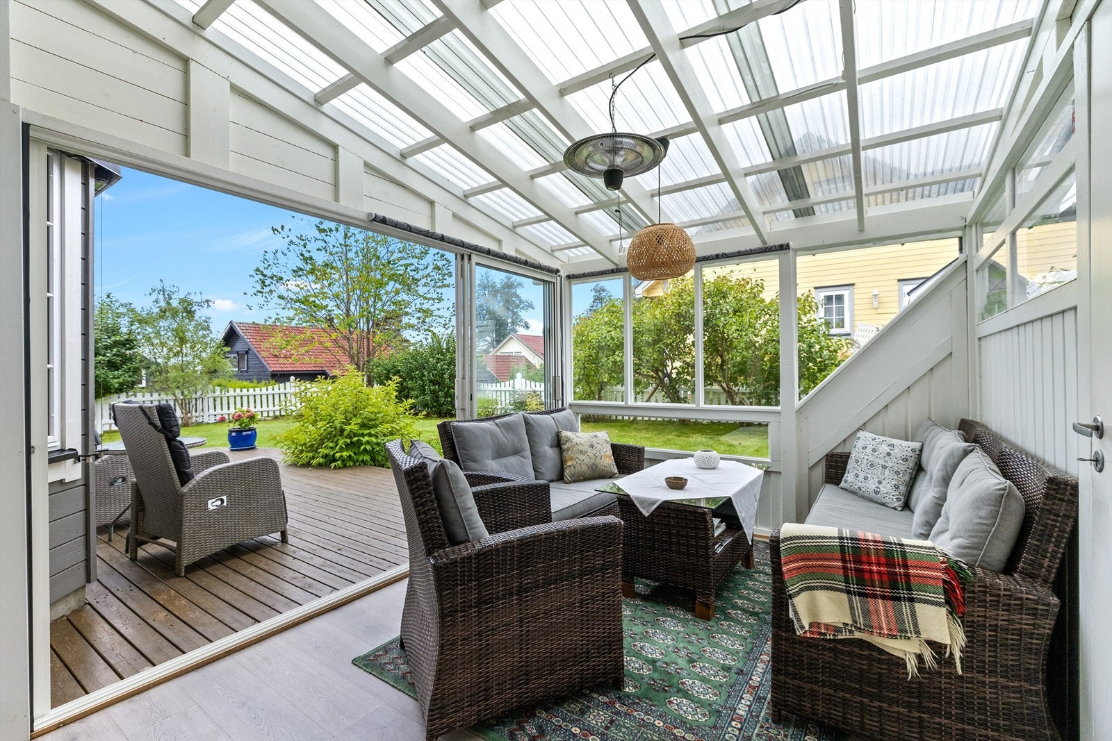 Hagestuen fungerer som et "mellomrom" mellom inne og ute, og gir en lun og koselig plass til måltider, avslapning eller lesestunder. Galleribilde