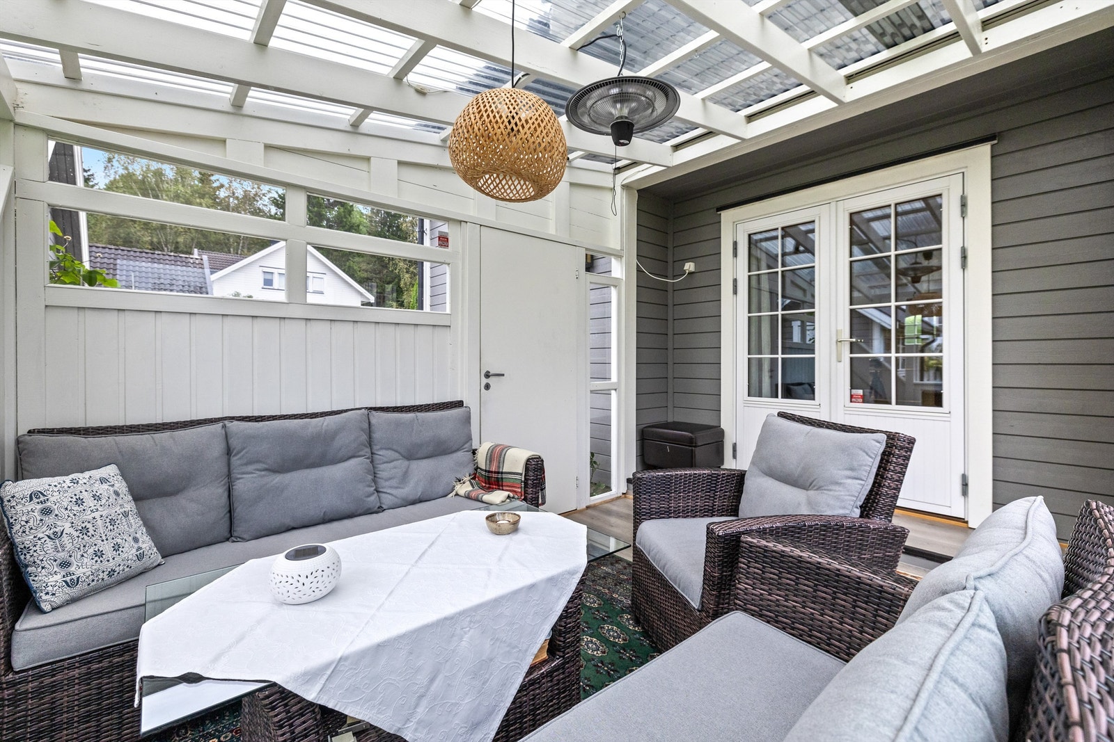 Hagestuen gir ly og le fra vind, regn og kjølige temperaturer, slik at du kan nyte utefølelsen store deler av året. Galleribilde