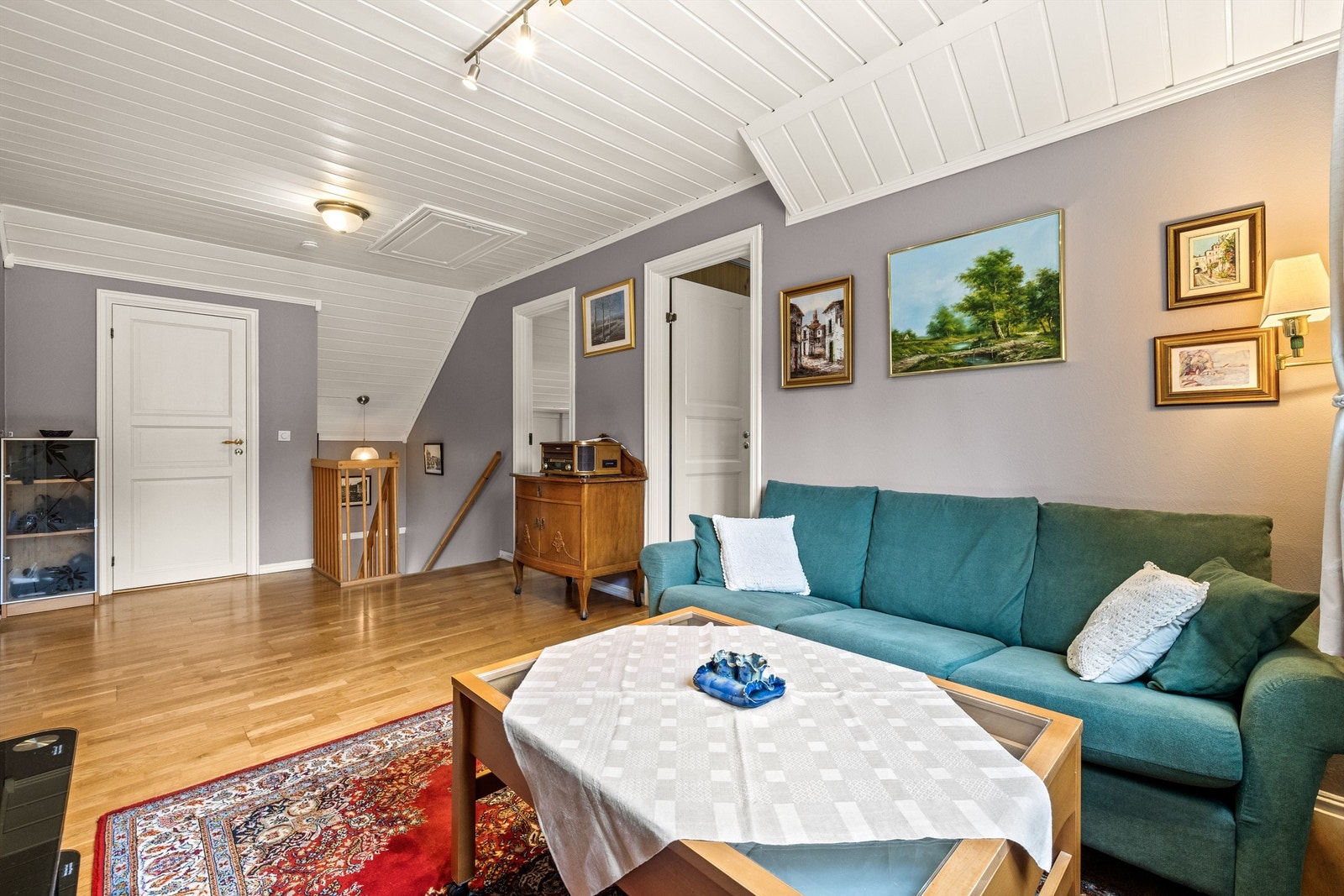 Her kan både barn og voksne trekke seg tilbake uten å forstyrre resten av huset. Et fint tilskudd til boligen som gir fleksibilitet og flere bruksmuligheter. Galleribilde