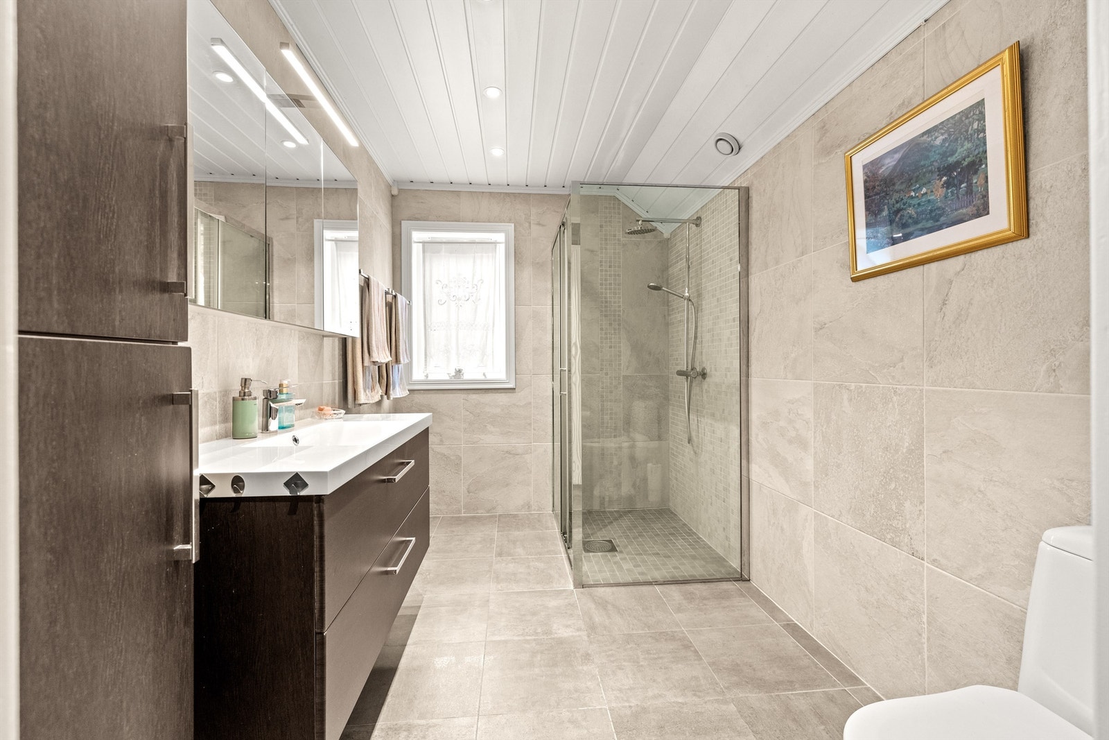 Baderommet er fra byggeår, men ble i 2018 oppgradert med "flis på flis" og nytt baderomsinventar. Galleribilde