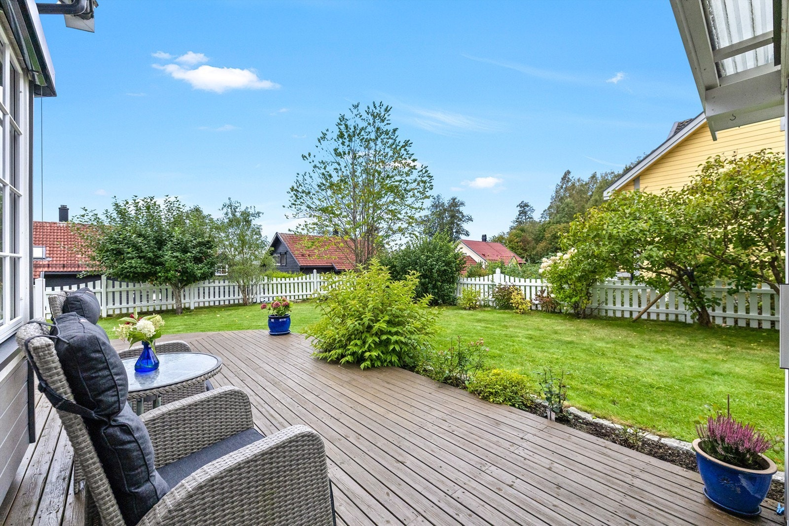En perfekt plass for utemiddager, rolige stunder eller sosiale sammenkomster med utsikt over hagen og nærområdet. Galleribilde