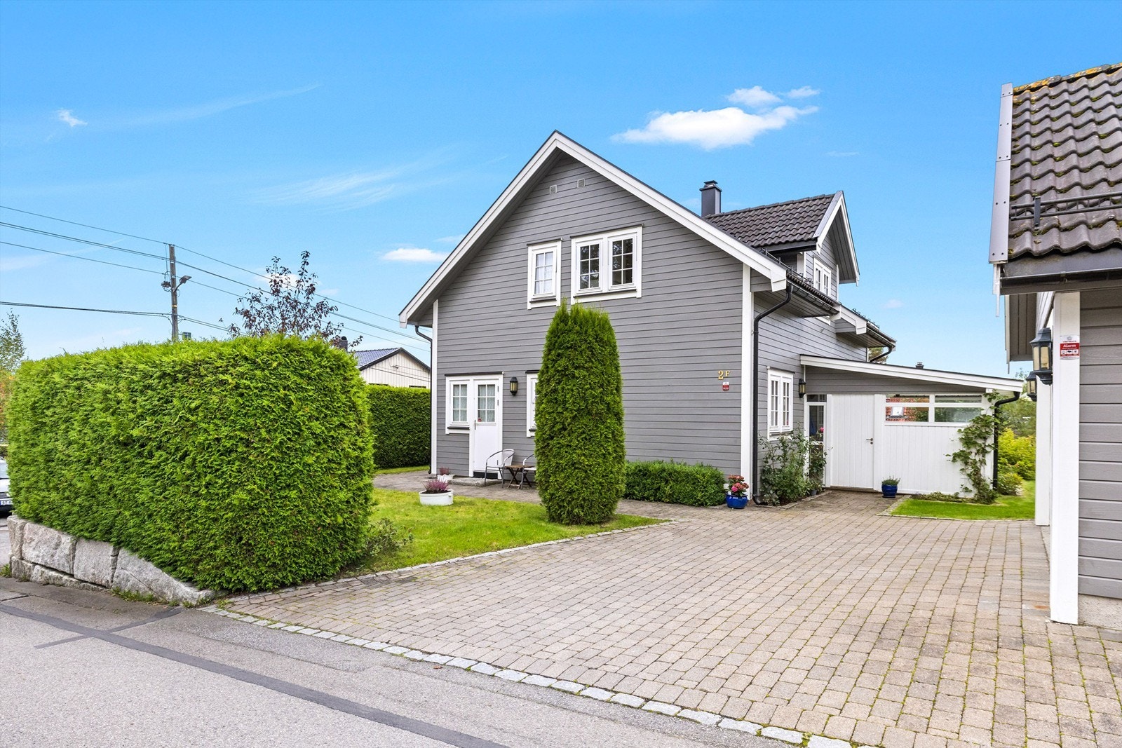 Pen familiebolig m/ flotte uteområder, hagestue og dobbelgarasje - blindvei & ettertraktet område i nærheten av marka! Galleribilde