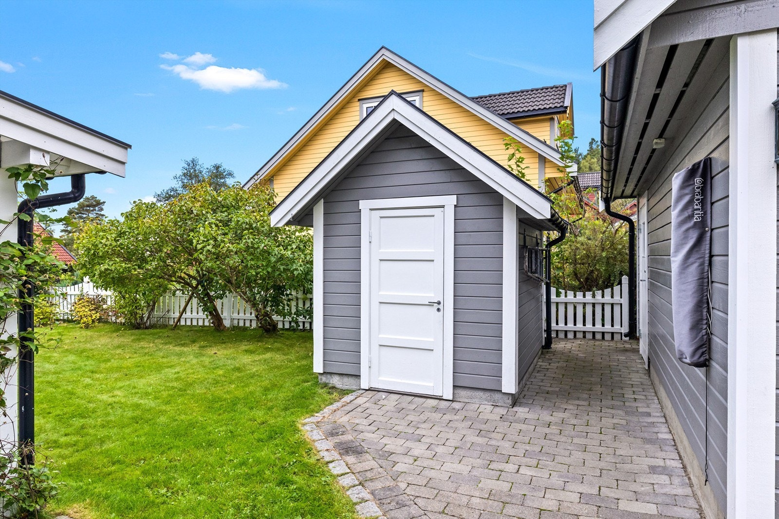 Redskapsbod på eiendommen, som gir enda mer lagringsmulighet for hageredskaper, utemøbler og lignende. Galleribilde