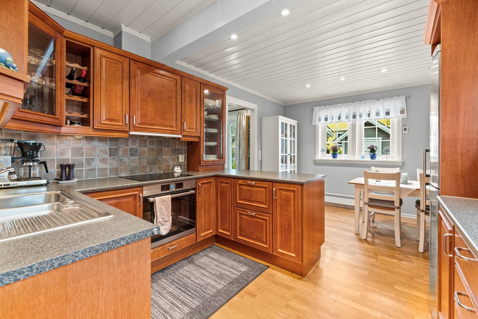 Benkebelysning og stikkontakter under overskap gjør matlagingen både enklere og mer funksjonell. Galleribilde