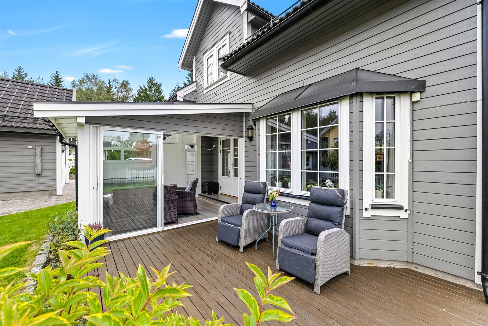 Hyggelig hagestue - en lun forlengelse av oppholdsrommet som kan brukes store deler av året. Galleribilde
