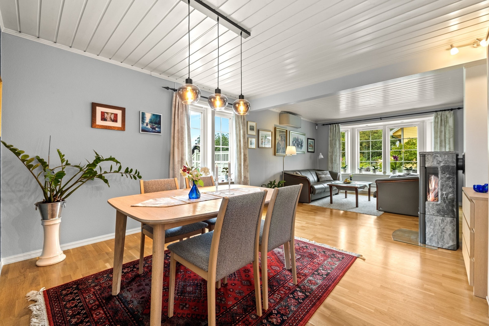 God plass til et stort spisebord. Galleribilde