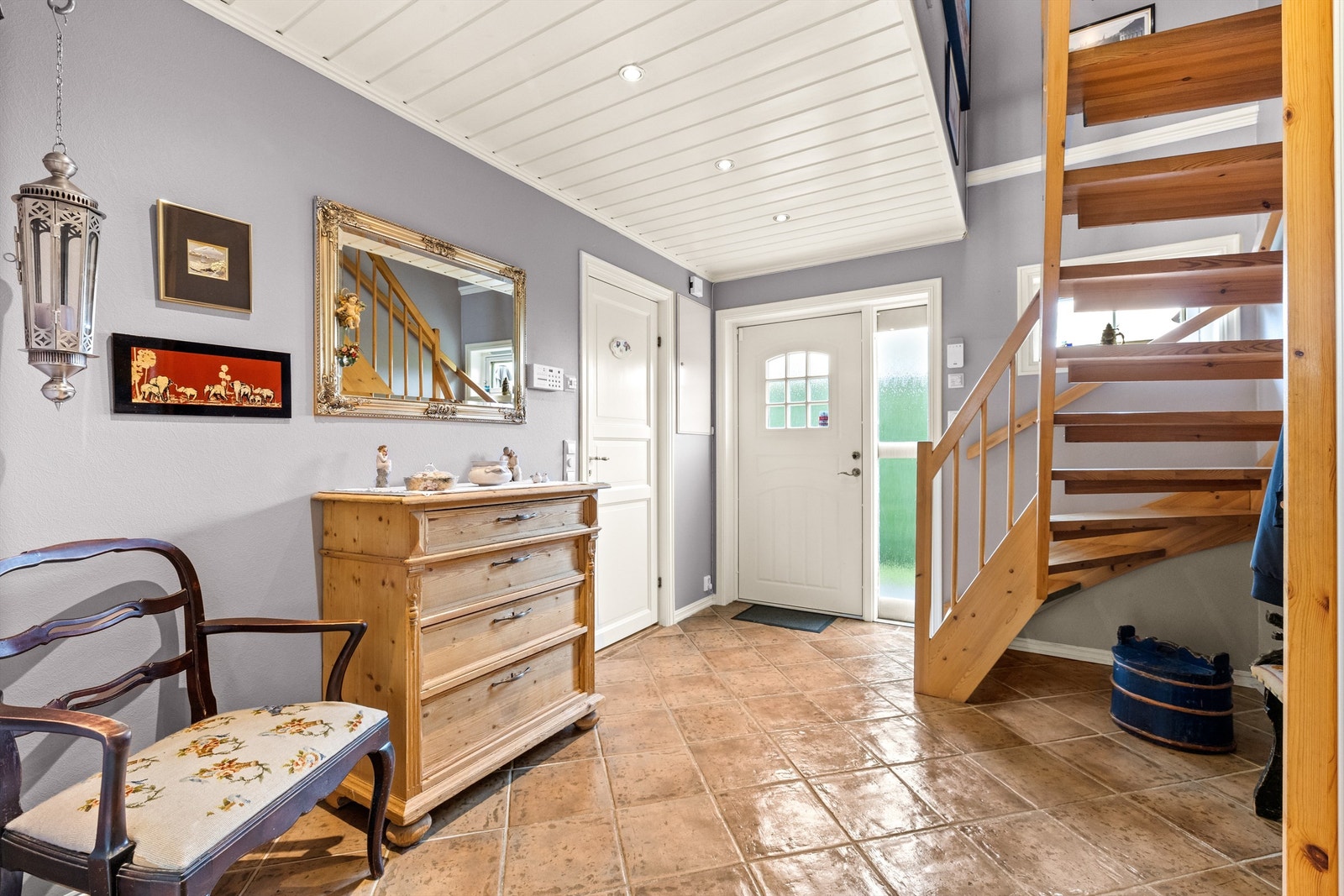 Entréen gir et godt førsteinntrykk med flislagt gulv, behagelig gulvvarme og downlights i himlingen som sørger for god belysning. Rommet er romslig og praktisk utformet, med plass til både oppbevaringsløsninger og møblering. Galleribilde