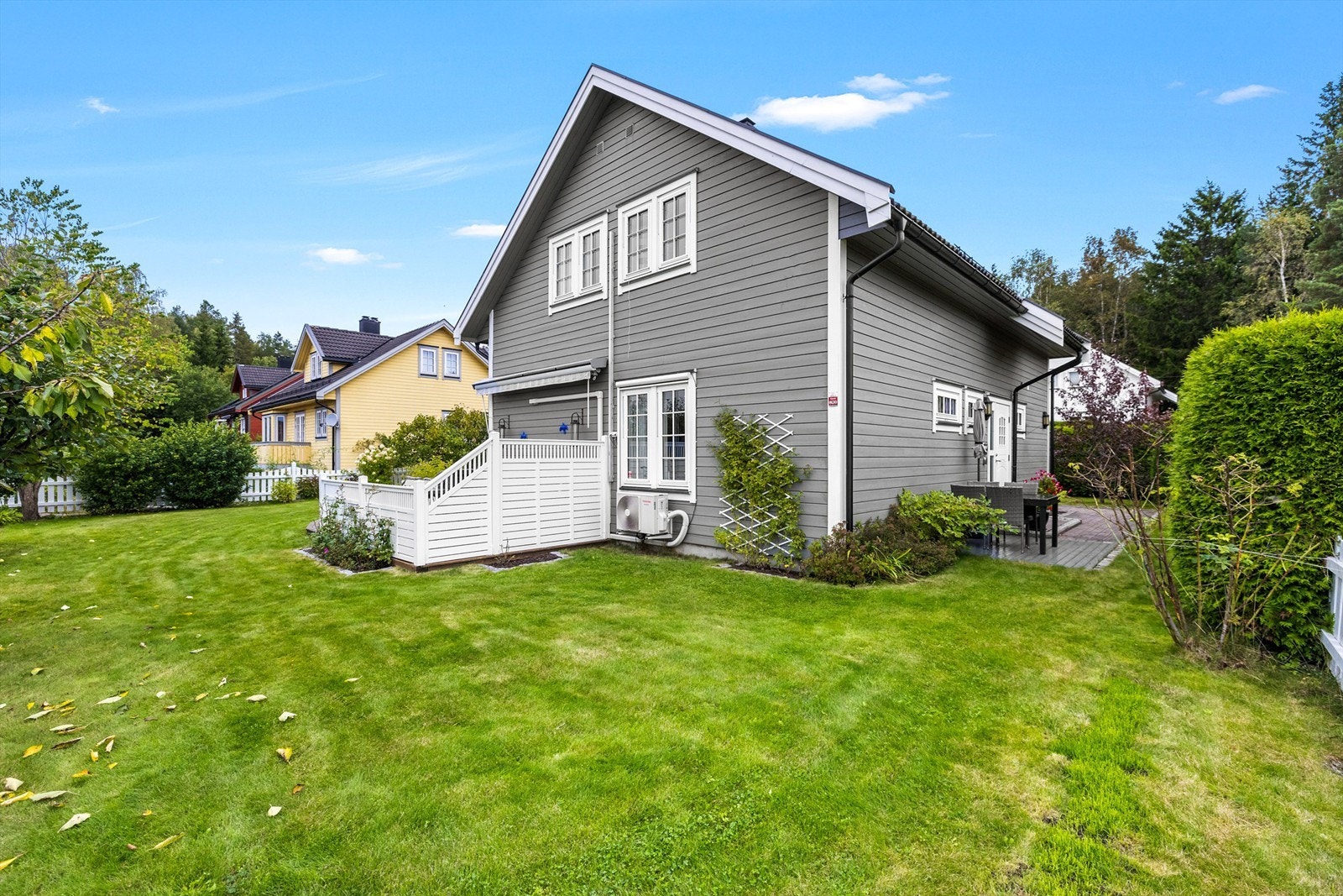 Eiendommen har en solrik og frodig hage som er innbydende og pent opparbeidet med et variert utvalg av busker, hekker og blomstrende vekster som gir liv og farge gjennom store deler av året. Galleribilde
