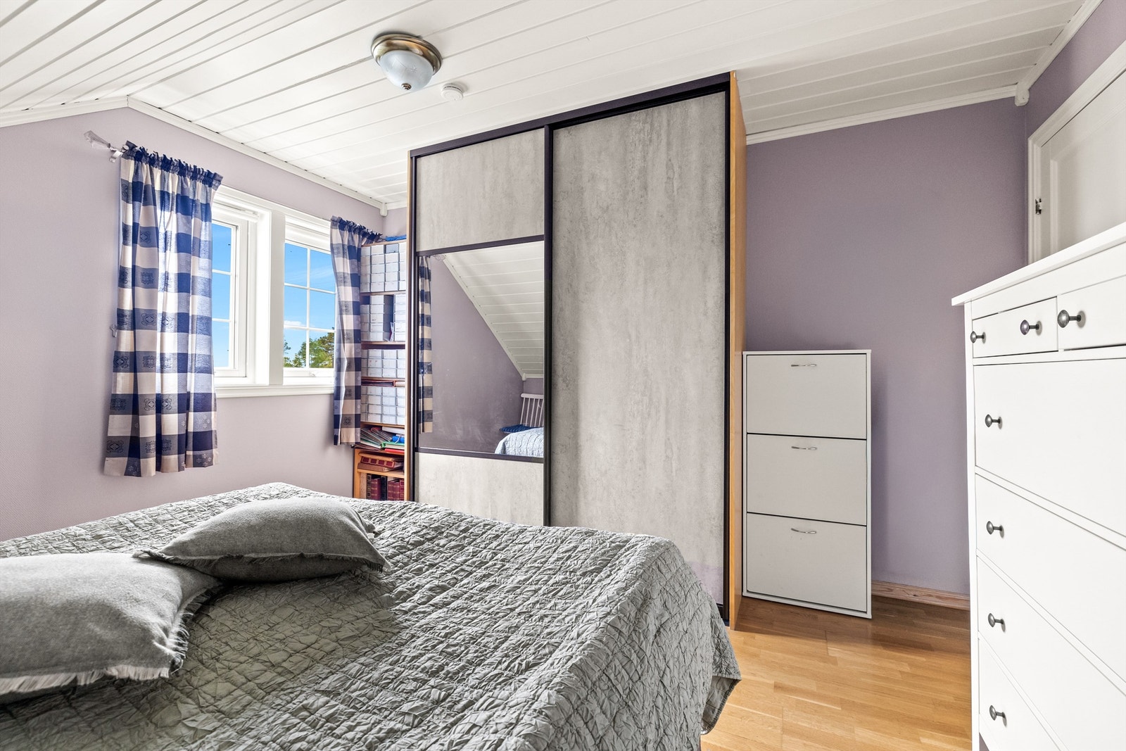 Hovedsoverommet er av god størrelse og har skyvedørsgarderobe med rikelig oppbevaringsplass. Galleribilde