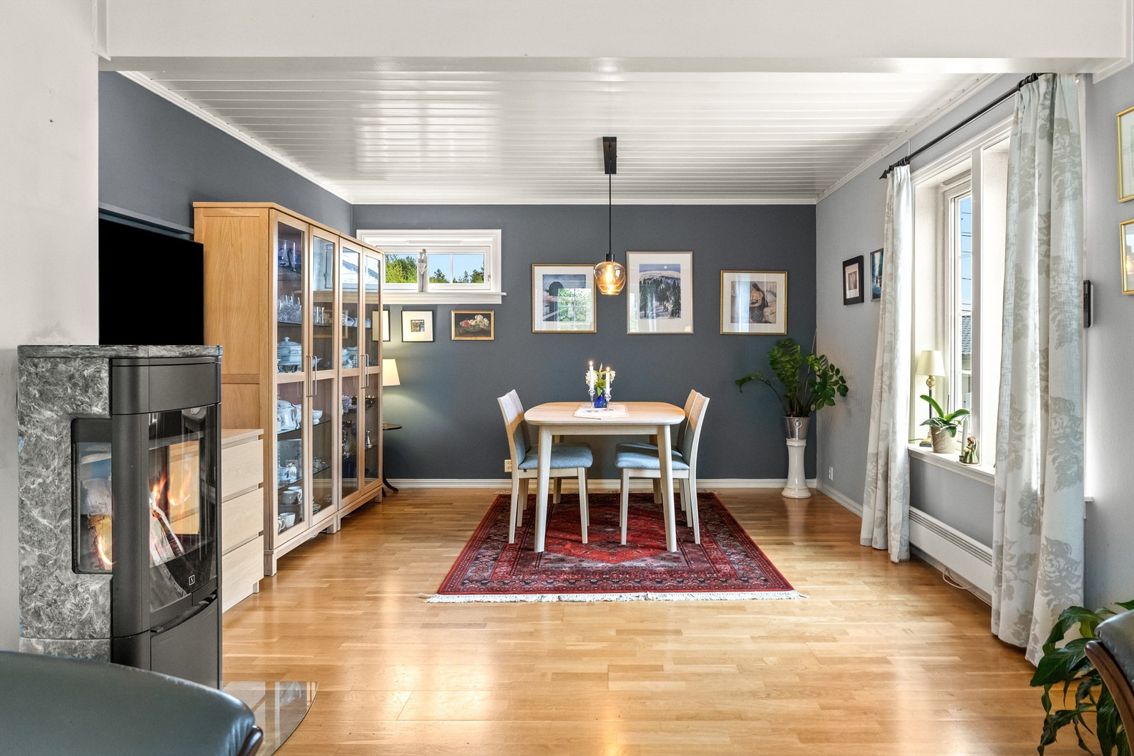 Her er det god plass til spisebord for både hverdagsmåltider og hyggelige sammenkomster med familie og venner. Galleribilde