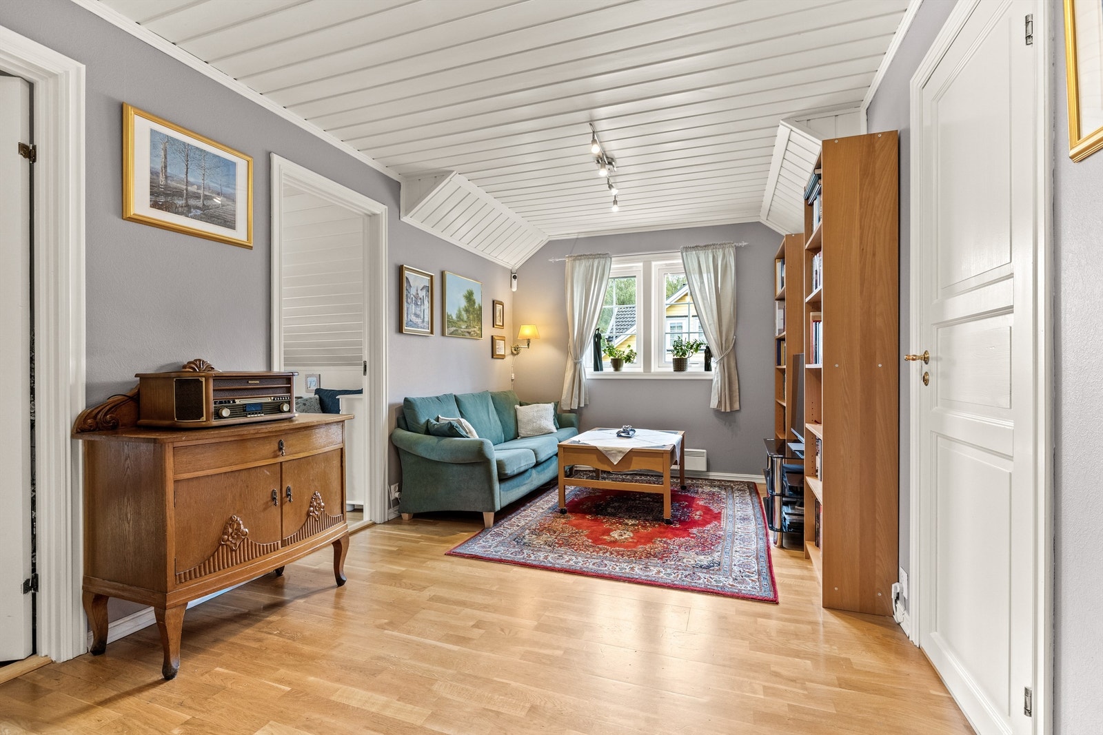 Velkommen opp i 2.etg. Loftstuen er et hyggelig og allsidig rom - perfekt som ekstra oppholdsrom, TV-stue, lekerom eller hjemmekontor. Galleribilde