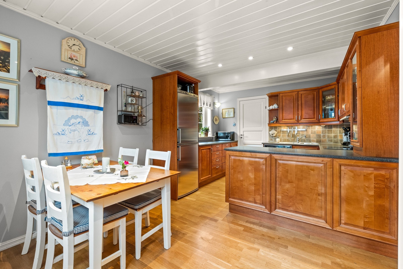 Vindusflater slipper inn rikelig med dagslys og bidrar til en lys og innbydende atmosfære. Galleribilde