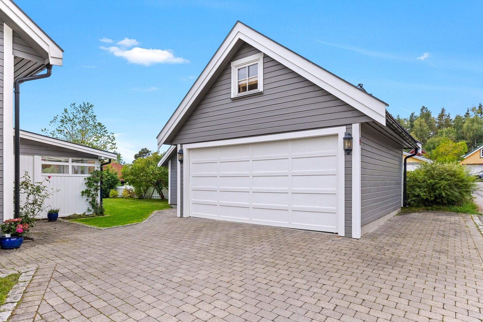 Eiendommen har en frittstående garasje med montert elbillader - en praktisk løsning for deg med elbil. Garasjen har god innkjøringsplass og er i tillegg utstyrt med lagringshems, som gir ekstra oppbevaringsplass for sesongutstyr eller verktøy. Galleribilde