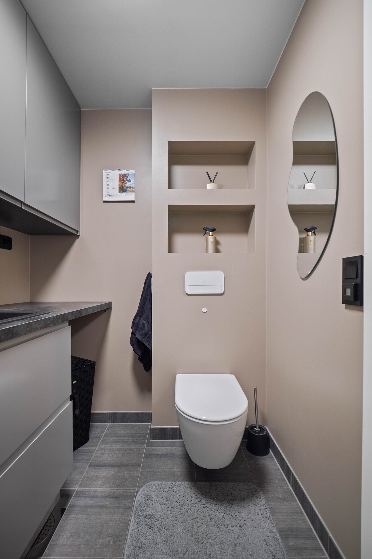 Vaskerommet er utstyrt med vegghengt toalett og opplegg for vaskemaskin. Galleribilde