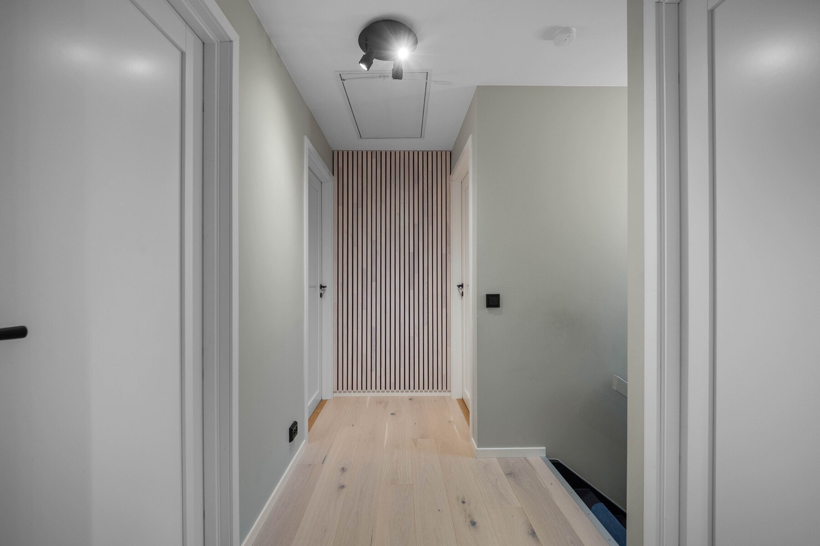 Gangen mellom soverommene i 2. etasje har lyst, enstavs parkettgulv. Galleribilde