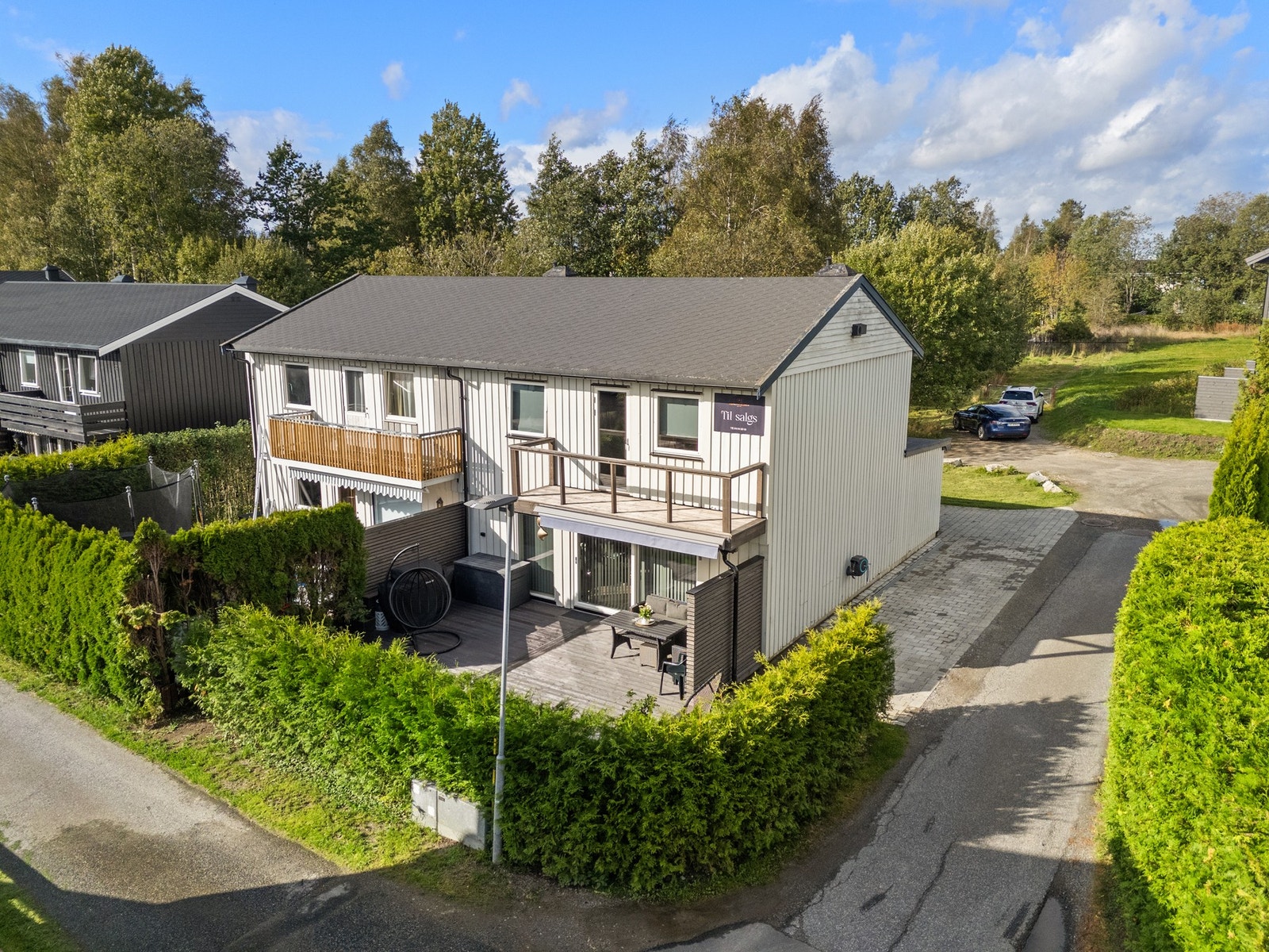 Balkongen ved hovedsoverommet fikk nytt dekke i 2023, og er sist sist overflatebehandlet i 2025. Galleribilde