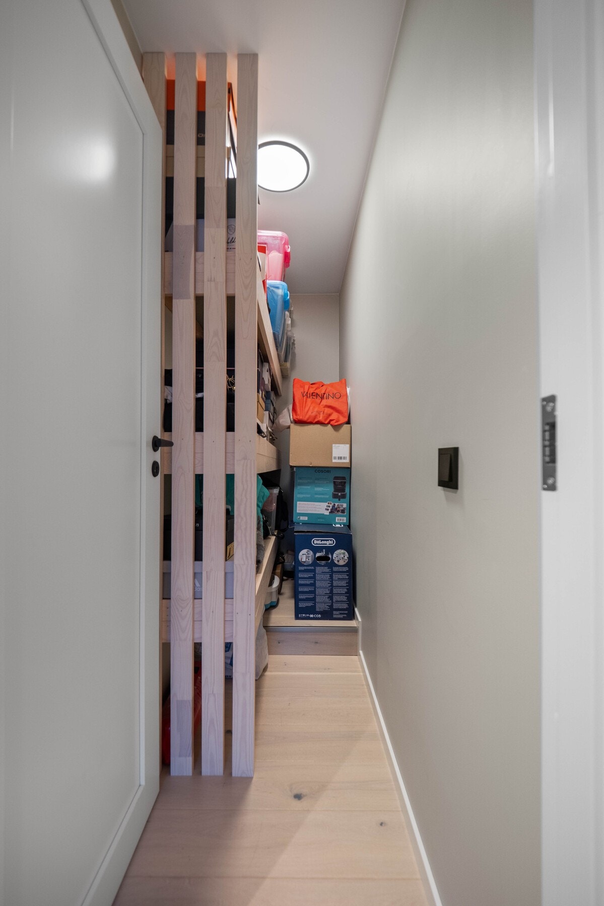 Mellom soverommene i 2. etasje er det en praktisk innebod. Galleribilde