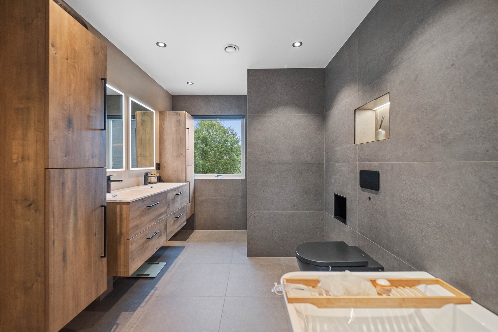 Badet ble pusset opp i 2022, og det innbys til egentid og velvære. Galleribilde