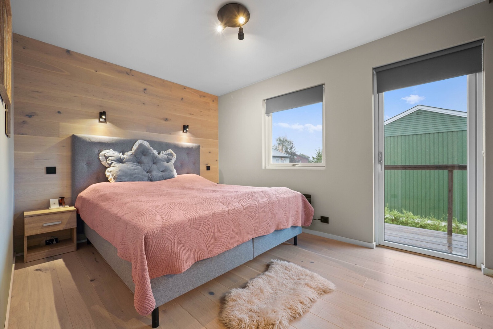 Fra hovedsoverommet er det utgang til en sydvendt balkong på ca. 5 kvm. Galleribilde