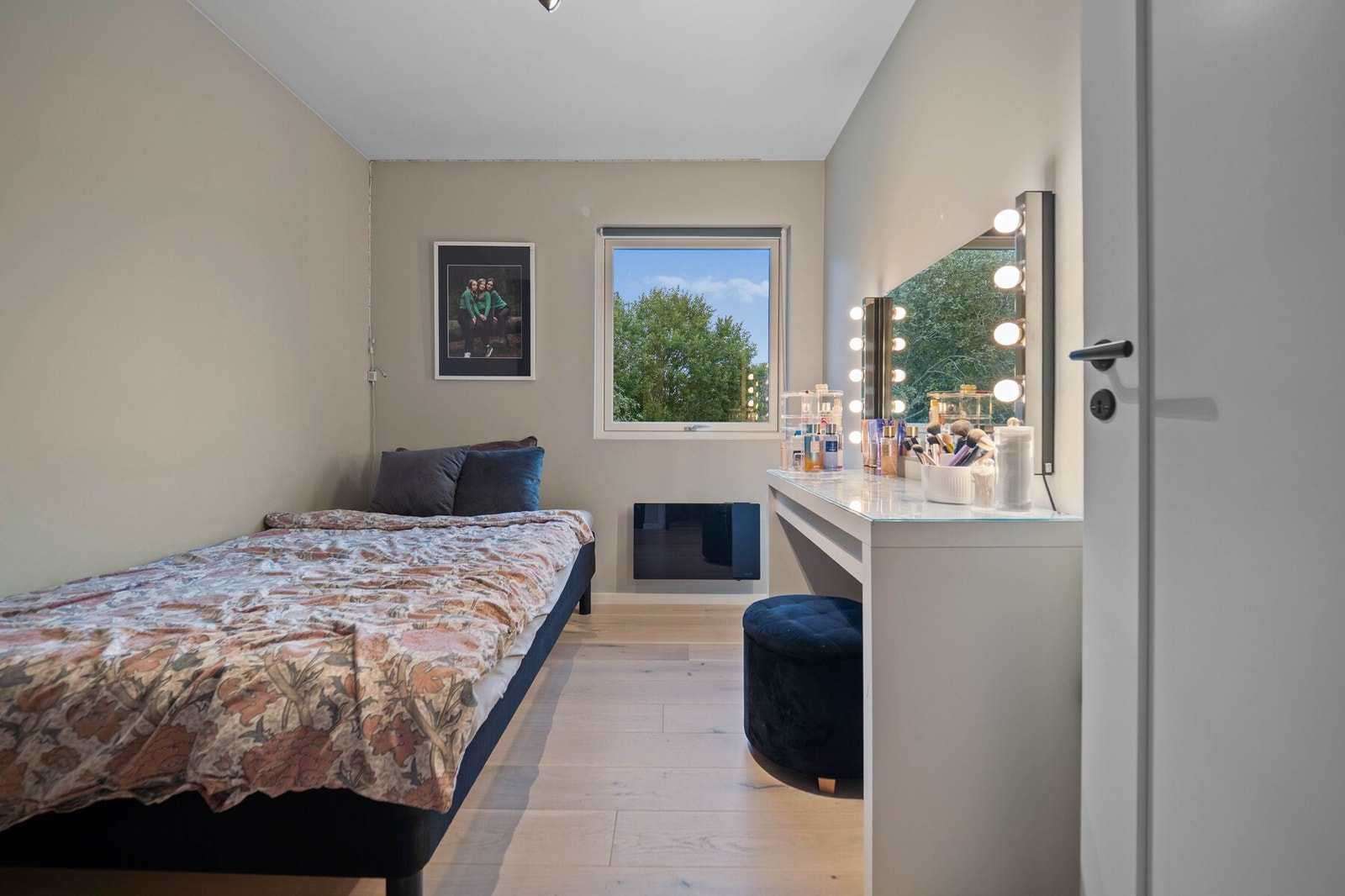 Det er montert rullegardiner i hvert av soveromsvinduene. Galleribilde