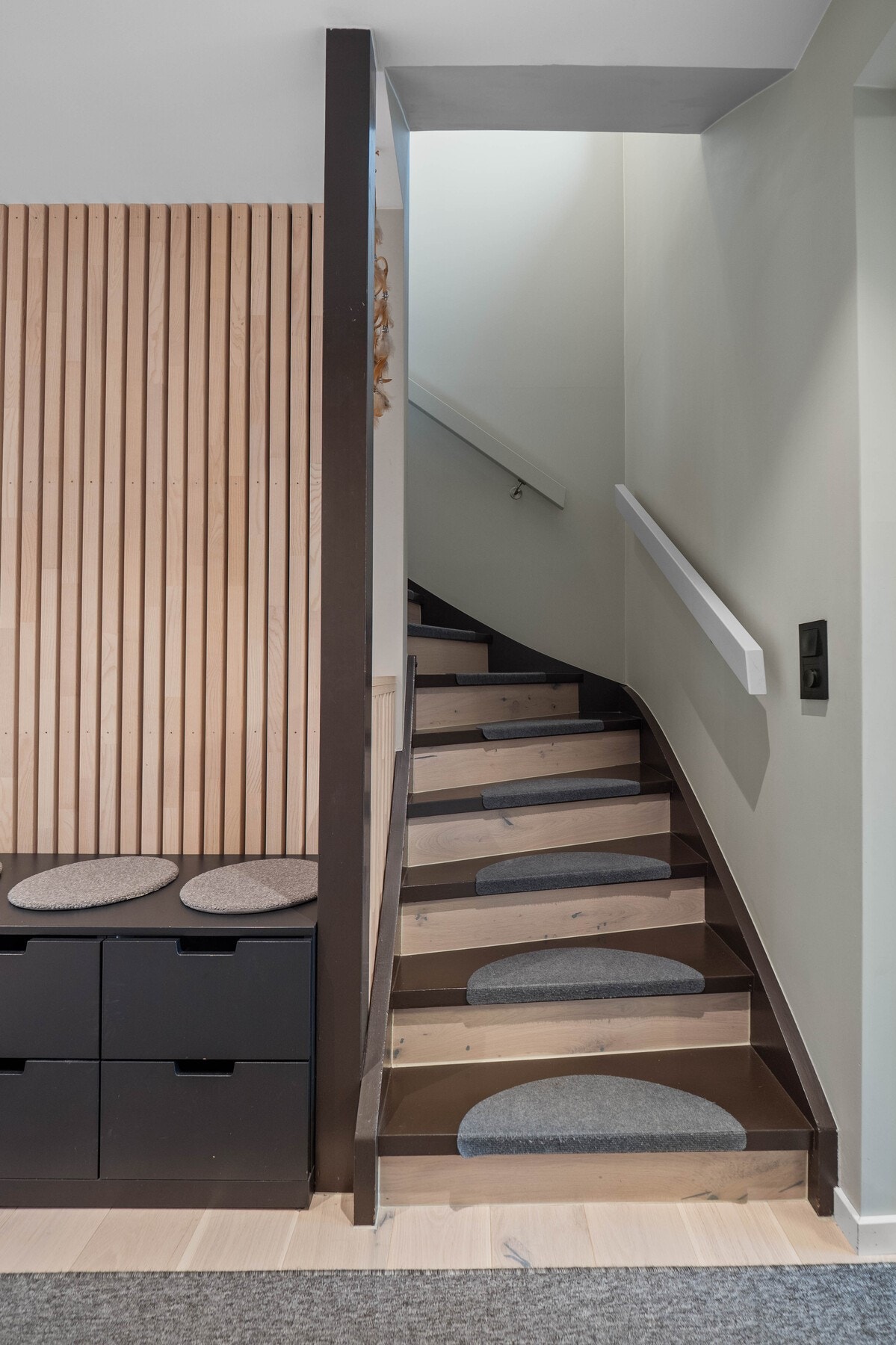 De gylne heltredetaljene står godt til de lyse gråtonene på veggene. Galleribilde