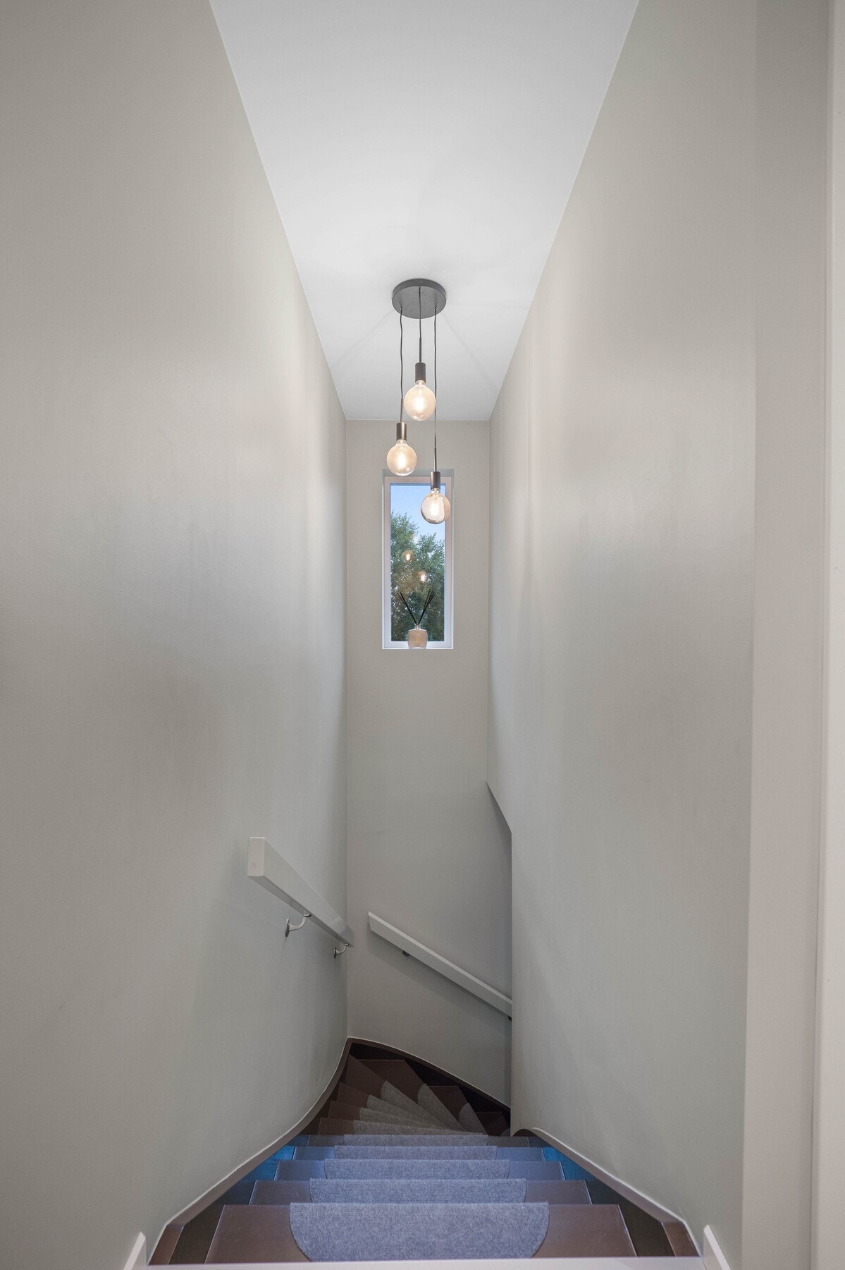 I trappeløpet er det montert vinduer som fungerer som en lyssjakt. Dette er en smart detalj som gjør at dagslyset når ned til etasjene under og lyser opp ellers mørke områder, noe som skaper en fantastisk og luftig atmosfære i hele boligen. Galleribilde