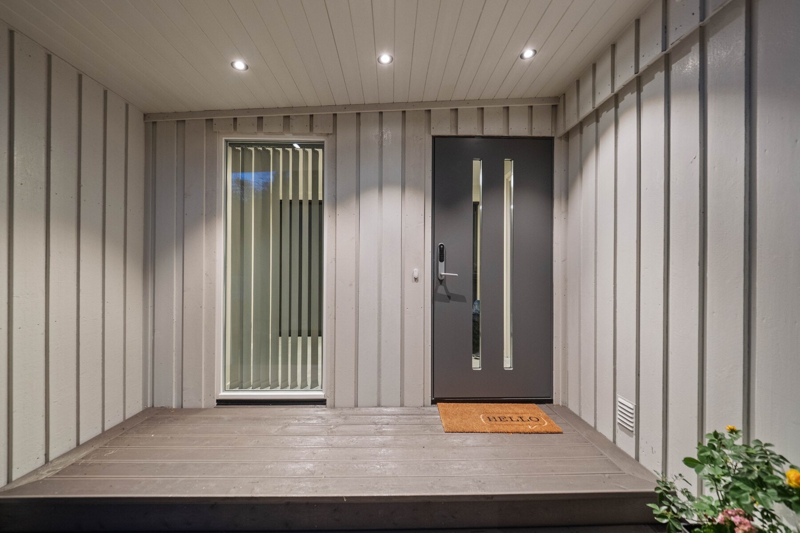 Boligen har et pent, overbygd inngangsparti med steinbelagt adkomst, repos i tre og utebelysning i form av downlights. Galleribilde