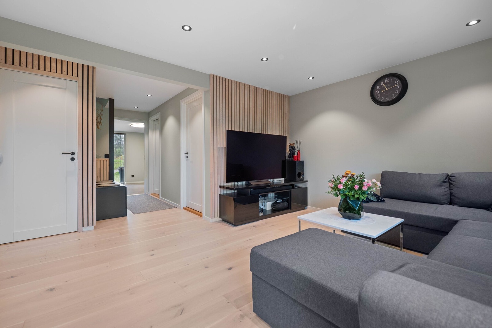 Gylne, tidsmessige spilevegger kombineres med gråmalte flater på veggene. Galleribilde