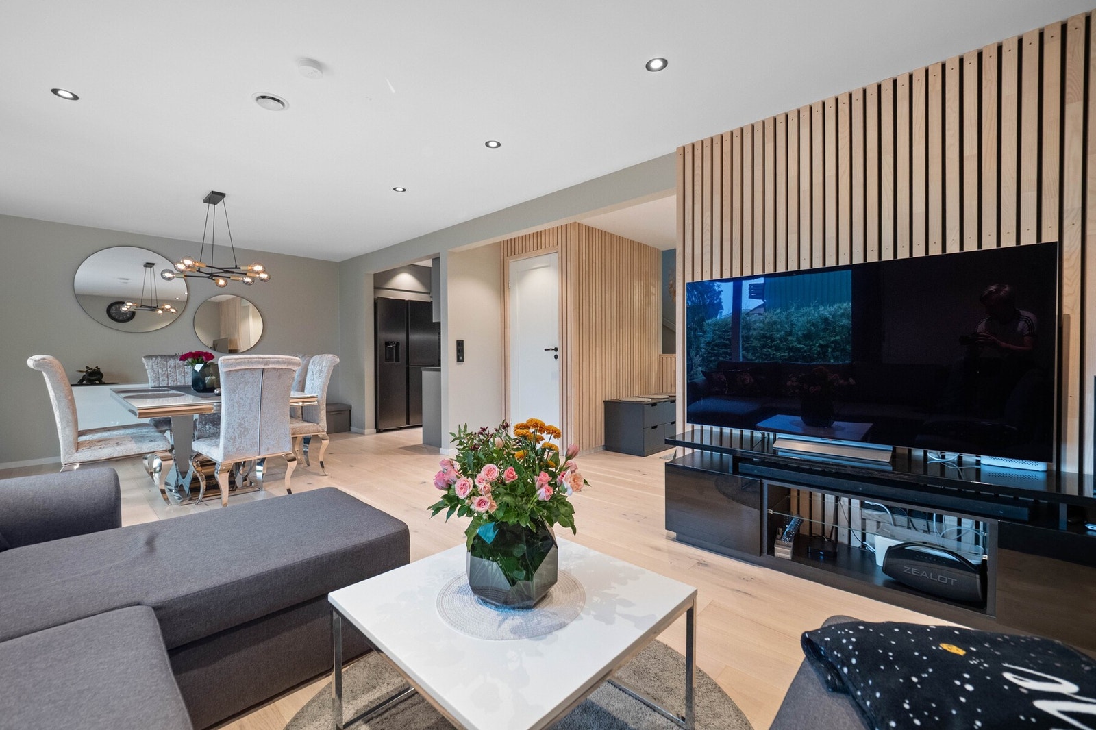 Stuen oppleves som stilfull, romslig og innbydende. Galleribilde