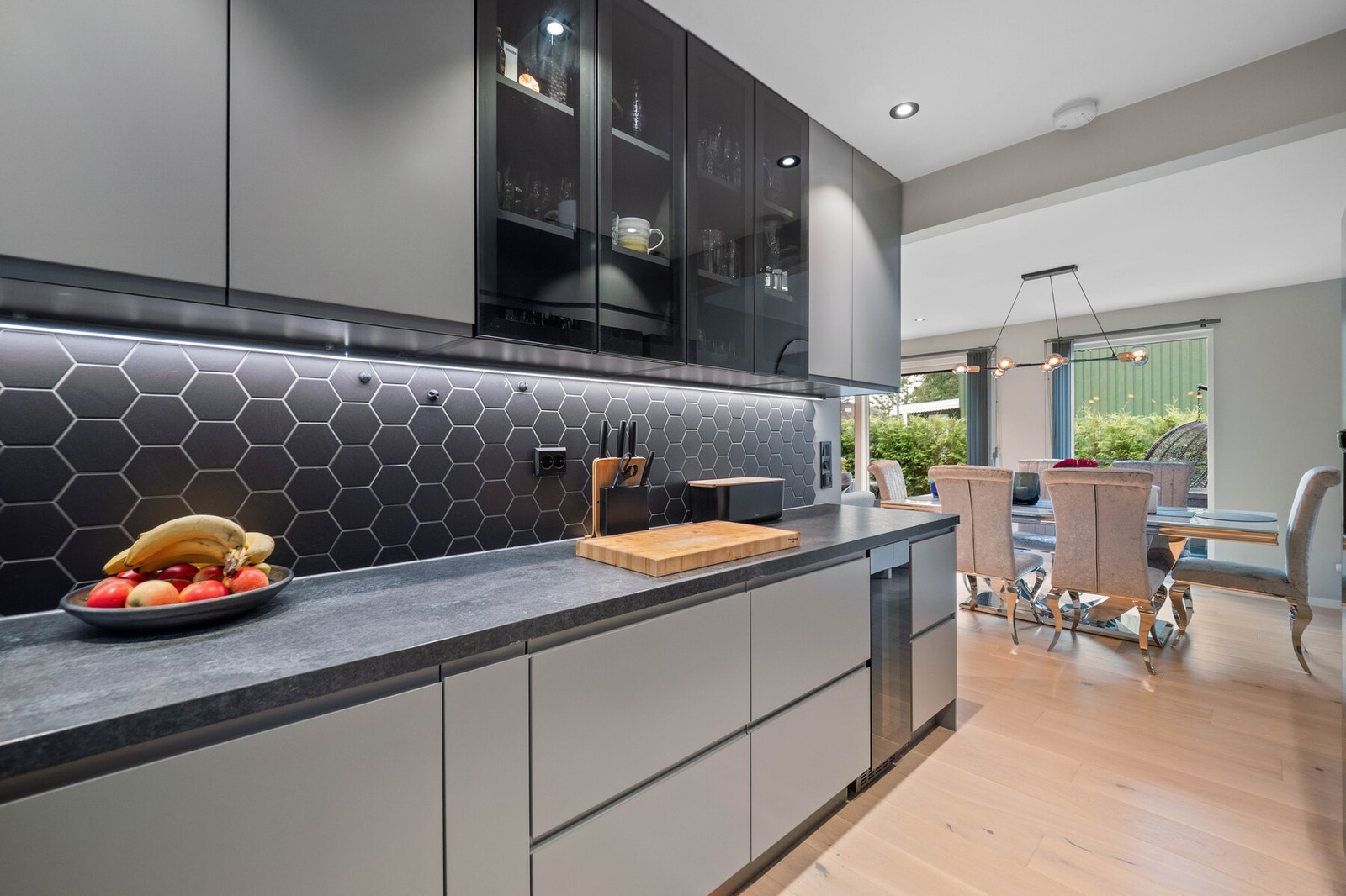 Veggene over benken er kledd med sorte hexagonfliser som står godt til resten av interiøret. Galleribilde