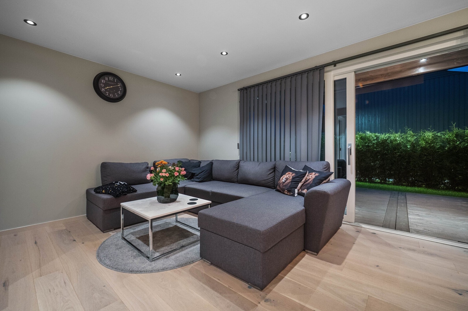 Her bor man med nærhet til flere lekeplasser, grusbane, barnehage og barneskole Galleribilde